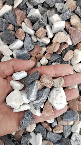 Kamenclub.ru: Мраморная крошка (щебень галтованный микс:белый-зеленый-розовый) фр.20-40 мм.  купить в Воронеже мрамор белый, зеленый, розовый мрамор декоративный (галтовка) 15500 руб/т   фото КАМЕНЬ КЛУБ