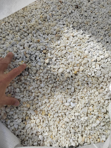 Kamenclub.ru: Мраморная крошка, щебень, цвет-белый, фр. 5-10 мм.  купить в Воронеже мрамор белый, айвори, молочный мраморная каменная крошка ландшафтная 12000 руб/т   фото КАМЕНЬ КЛУБ