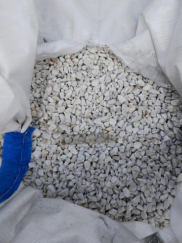 Kamenclub.ru: Мраморная крошка, щебень, цвет-белый, фр. 10-20 мм.  купить в Воронеже мрамор белый, молочный айвори каменная ландшафтная декоративная крошка шебня 12000 руб/т   фото КАМЕНЬ КЛУБ