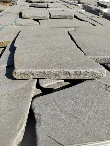 Kamenclub.ru: Песчаник пластушка светло-серый (4,0 - 6,0 см)  купить в Воронеже плитняк - пластушка светло-серый песчаник 12600 руб/м3   фото КАМЕНЬ КЛУБ