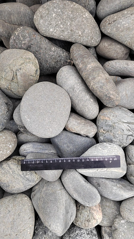 Kamenclub.ru: Галька речная окат (темно-серая) фр. 70-150 мм. купить  в Воронеже галька речная темно-серая, синяя, серая речная галька округлая  8000 руб/т   фото КАМЕНЬ КЛУБ