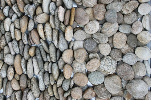 Kamenclub.ru: Галька речная плоская (серо-белая) фр. 70-120 мм. купить  в Воронеже галька галечник речной серый, белый окатанная плоская  природная галька 9000 руб/т   фото КАМЕНЬ КЛУБ