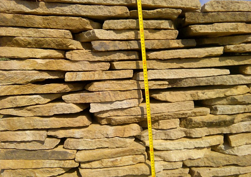 Kamenclub.ru: Песчаник пластушка желтый с разводом под дерево (2 см)  купить в Воронеже плитняк желтый с разводами, желтый, рыжий, серый песчаник пластушка рваная ландшафтная 11 000 руб/м3   фото КАМЕНЬ КЛУБ