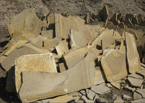 Kamenclub.ru: Форматный камень (плаха) пошаговая дорожка от 70-150 см (4 -12 см)  купить в Воронеже плитняк  форматный плаха желтый песчаник 9 000 руб/т   фото КАМЕНЬ КЛУБ