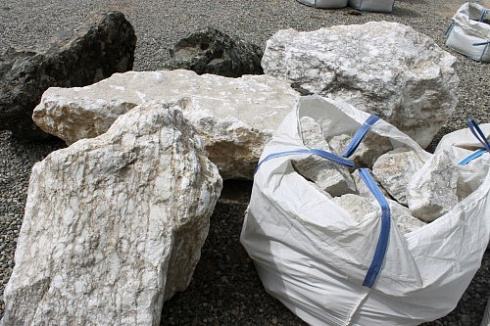 Kamenclub.ru: Мраморизированный известняк фр. 100-500 мм.  купить в Воронеже известняк серый белый темно-серый сероватый валун природного образования окатанный 10500 руб/т   фото КАМЕНЬ КЛУБ