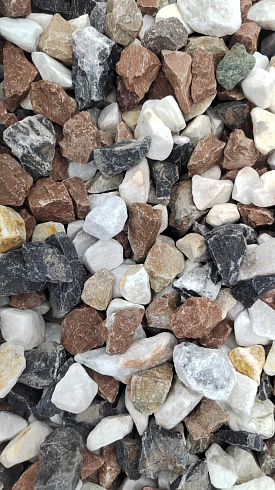 Kamenclub.ru: Мраморная крошка (щебень крошка микс : белый-черный-розовый) фр. 20-40 мм.  купить в Воронеже мрамор белый, черный, розовый декоративная ландшафтная крошка 12000 руб/т   фото КАМЕНЬ КЛУБ