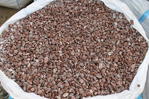 Kamenclub.ru: Мраморная крошка (щебень галтованный розовый) фр.10-20 мм.  купить в Воронеже мрамор розовый, красный ландшафтный декоративный окатанный округлый щебень 15000 руб/т   фото КАМЕНЬ КЛУБ