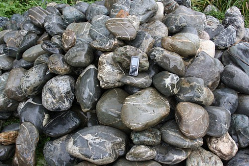 Kamenclub.ru: Валунчик Паутинник фр.100-300 мм  купить в Воронеже крупный природный камень галечник темно-серый с прожилками белый черный речной валунчик 5000 руб/т   фото КАМЕНЬ КЛУБ