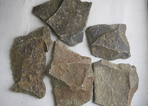 Kamenclub.ru: Песчаник пластушка "фонтанка" серо-зеленая (3,0-5,0 см)  купить в Воронеже песчаник серо-зеленая колотые плитки облицовочные пластушки 11400 руб/м3   фото КАМЕНЬ КЛУБ