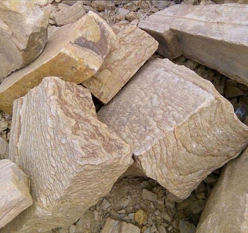 Kamenclub.ru: Песчаник пластушка желтый с рисунком (7-15 см)  купить в Воронеже плитняк - пластушка - бут желтый песчаник 10200 руб/м3   фото КАМЕНЬ КЛУБ