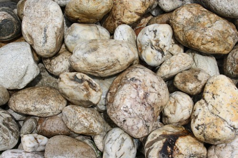 Kamenclub.ru: Кварцевый валунчик фр.100-300 мм.  купить в Воронеже кварц белый, бежевый молочный рыжий крупный природный камень галечник 7850 руб/т   фото КАМЕНЬ КЛУБ