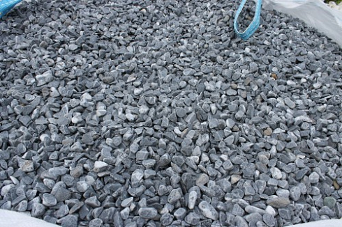 Kamenclub.ru: Щебень галтованный черный (мрамор) фр.10-20 мм.  купить в Воронеже мрамор черный с белыми прожилками, черный, белый окатанный округлый ландшафтный декоративный щебень 15000 руб/т   фото КАМЕНЬ КЛУБ