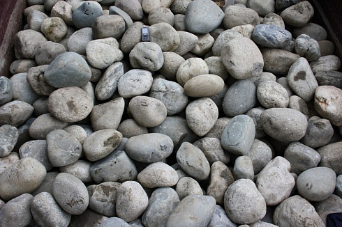 Kamenclub.ru: Темно-серый валунчик фр.100-300 мм.  купить в Воронеже крупный природный камень серый, темно-серый, светло-серый речная галька большого размера окатанная 4500 руб/т   фото КАМЕНЬ КЛУБ