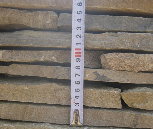 Kamenclub.ru: Песчаник пластушка желтый с разводом под дерево (2 см)  купить в Воронеже плитняк желтый с разводами, желтый, рыжий, серый песчаник пластушка рваная ландшафтная 11 000 руб/м3   фото КАМЕНЬ КЛУБ