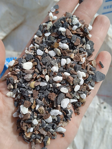 Kamenclub.ru: Мраморная крошка (щебень галтованный микс:: белый-черный) фр.5-10 мм  купить в Воронеже мрамор белый, черный, молочный, серый галтовка мраморная окатанная декоративная ландшафтная 15500 руб/т   фото КАМЕНЬ КЛУБ