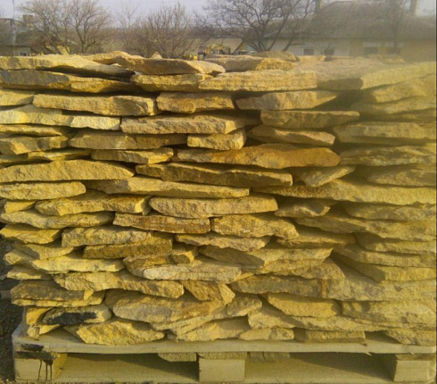 Kamenclub.ru: Песчаник пластушка "фонтанка" желтая (3,0 - 5,0 см)  купить в Воронеже песчаник желтая, рыжий, желтый песчаник колотый рваный со сколом облицовочный 16200 руб/м3   фото КАМЕНЬ КЛУБ