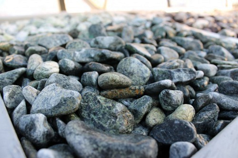 Kamenclub.ru: Щебень галтованный зеленый (змеевик) фр. 20-40 мм.  купить в Воронеже мрамор зеленый, салатовый оголтованный щебень мраморный 12500 руб/т   фото КАМЕНЬ КЛУБ