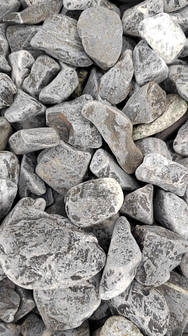 Kamenclub.ru: Щебень галтованный черный (мрамор) фр.40-70 мм.  купить в Воронеже мрамор черный с белыми прожилками, черный, белый щебень галтованный округлый 13500 руб/т   фото КАМЕНЬ КЛУБ