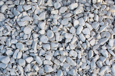 Kamenclub.ru: Мраморная крошка (щебень галтованный белый) фр.40-70 мм.  купить в Воронеже мрамор белый молочный айвори окатанный округлый природный камень 17000 руб/т   фото КАМЕНЬ КЛУБ