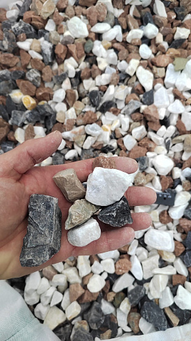 Kamenclub.ru: Мраморная крошка (щебень крошка микс : белый-черный-розовый) фр. 20-40 мм.  купить в Воронеже мрамор белый, черный, розовый декоративная ландшафтная крошка 12000 руб/т   фото КАМЕНЬ КЛУБ