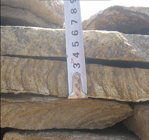 Kamenclub.ru: Песчаник пластушка желтый с рисунком (3 см)  купить в Воронеже песчаник желтый с рисунком, рыжий, желтый песчаник пластушка ландшафтная рваная 8 500 руб/м3   фото КАМЕНЬ КЛУБ