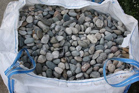 Kamenclub.ru: Галька речная окат (серая) фр.40-60 мм купить  в Воронеже галька речная серый бежевый рыжий коричневый округлый речной камень 5000 руб/т   фото КАМЕНЬ КЛУБ