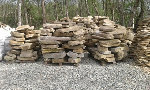 Kamenclub.ru: Песчаник плиты - плахи - пошаговые дорожки (фр. 70-150 мм)  купить в Воронеже песчаник серый бежевый желтый зеленый колотый песчаник строительный 6500 руб/т   фото КАМЕНЬ КЛУБ