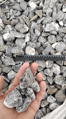 Kamenclub.ru: Щебень галтованный черный (мрамор) фр.40-70 мм.  купить в Воронеже мрамор черный с белыми прожилками, черный, белый щебень галтованный округлый 13500 руб/т   фото КАМЕНЬ КЛУБ