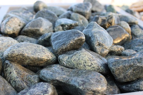 Kamenclub.ru: Щебень галтованный зеленый (змеевик) фр. 50-100 мм.  купить в Воронеже галтовка мраморная зеленый, салатовый мрамор 12 500 руб/т   фото КАМЕНЬ КЛУБ