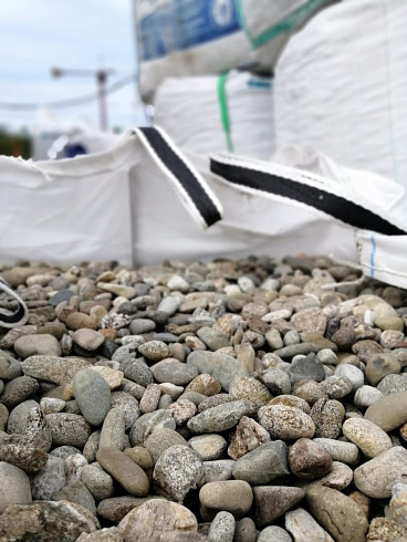 Kamenclub.ru: Галька речная окат (пестрая) фр. 20-40 мм. купить  в Воронеже галька речная пестрая, серая, серые оттенки галька речная окатанная округлая 5000 руб/т   фото КАМЕНЬ КЛУБ