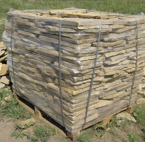 Kamenclub.ru: Песчаник пластушка желтый с рисунком (3 см)  купить в Воронеже песчаник желтый с рисунком, рыжий, желтый песчаник пластушка ландшафтная рваная 8 500 руб/м3   фото КАМЕНЬ КЛУБ