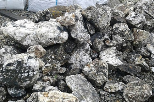 Kamenclub.ru: Черный гранит - кварцит фр. 500-1000 мм.  купить в Воронеже гранит кварцит черный серый белый скальный колотый валун 9750 руб/т   фото КАМЕНЬ КЛУБ