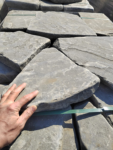 Kamenclub.ru: Песчаник пластушка светло-серый (4,0 - 6,0 см)  купить в Воронеже плитняк - пластушка светло-серый песчаник 12600 руб/м3   фото КАМЕНЬ КЛУБ