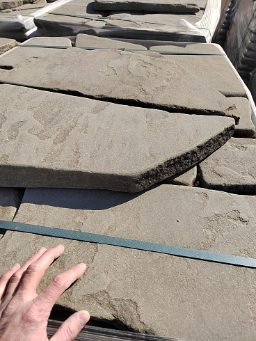 Kamenclub.ru: Песчаник пластушка галтованная серо-зеленая (3,0 см)  купить в Воронеже песчаник серо-зеленый песчаник 18000 руб/м3   фото КАМЕНЬ КЛУБ