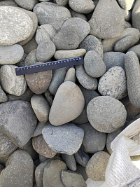 Kamenclub.ru: Галька речная плоская (темно-серая) фр. 70-150 мм. купить в Воронеже галечник природный темно-серый серый синий речная плоская природная окатанная  9000 руб/т   фото КАМЕНЬ КЛУБ