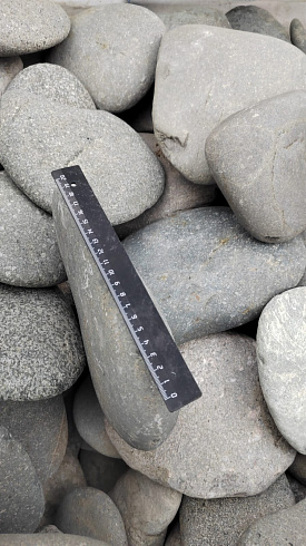 Kamenclub.ru: Галька речная плоская (темно-серая) фр. 70-150 мм. купить  в Воронеже галечник природный темно-серый серый синий речная плоская природная окатанная  9000 руб/т   фото КАМЕНЬ КЛУБ