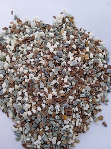 Kamenclub.ru: Мраморная крошка (щебень галтованный микс:белый-черный-розовый-медовый) фр.5-10 мм.  купить в Воронеже мрамор белый, медовый, черный, розовый мраморный галтованный щебень декоративный ландшафтный 15500 руб/т   фото КАМЕНЬ КЛУБ