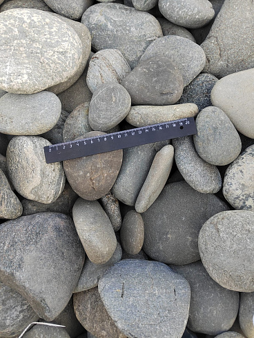 Kamenclub.ru: Галька речная плоская (ассорти) фр. 70-150 мм. купить  в Воронеже галька галечник серый белый темно-серый синий светло-серый плоская природная галька  9000 руб/т   фото КАМЕНЬ КЛУБ