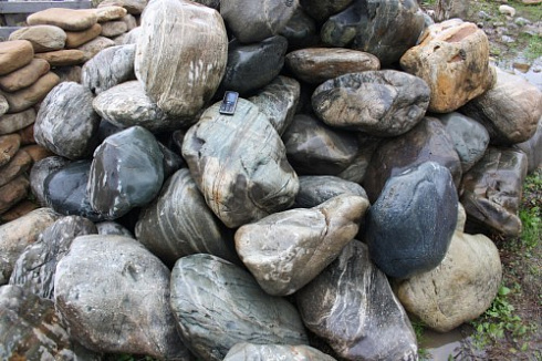 Kamenclub.ru: Речной валун Кабанчик фр.300-500 мм.  купить в Воронеже крупный природный камень галька серый, темно-серый речной валун галечник масштабный 7000 руб/т   фото КАМЕНЬ КЛУБ
