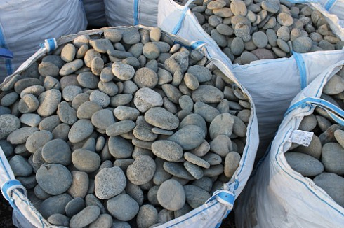 Kamenclub.ru: Галька речная плоская (ассорти) фр. 100-200-300 мм. купить  в Воронеже галька плоская разноцветная серый белый темно-серый синий речная галька ландшафтная 8000 руб/т   фото КАМЕНЬ КЛУБ