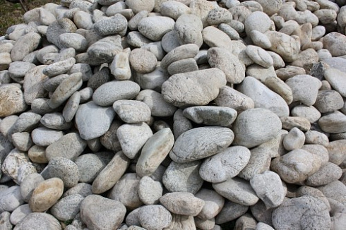 Kamenclub.ru: Бело-серый валунчик фр.100-300 мм.  купить в Воронеже крупный камень для ландшафта серый, белый бело-серый валун крупная галька 4500 руб/т   фото КАМЕНЬ КЛУБ