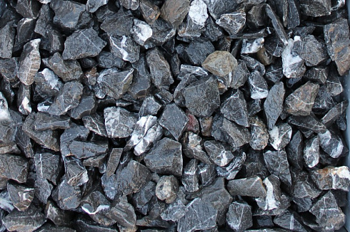 Kamenclub.ru: Щебень крошка черный (мрамор) фр. 40-70 мм.  купить в Воронеже мрамор черный с белыми прожилками, черный, белый декоративный щебень 11000 руб/т   фото КАМЕНЬ КЛУБ