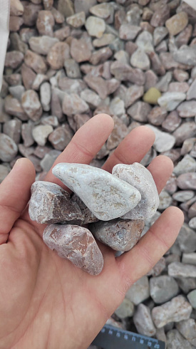 Kamenclub.ru: Мраморная крошка (щебень галтованный розовый) фр.20-40 мм.  купить в Воронеже мрамор розовый, красный оголтованный округлый щебень  15000 руб/т   фото КАМЕНЬ КЛУБ