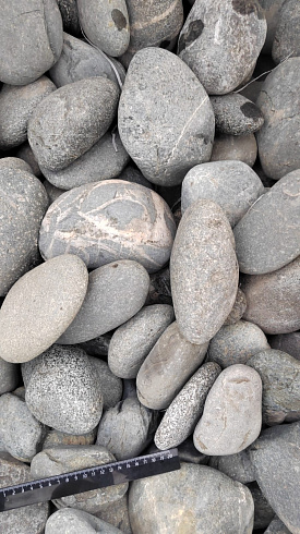 Kamenclub.ru: Галька речная окат (темно-серая) фр. 70-150 мм. купить  в Воронеже галька речная темно-серая, синяя, серая речная галька округлая  8000 руб/т   фото КАМЕНЬ КЛУБ