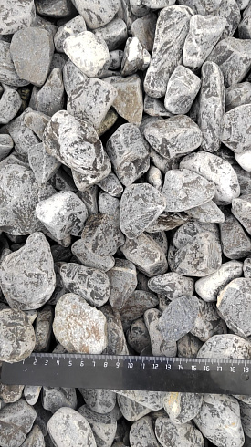 Kamenclub.ru: Щебень галтованный черный (мрамор) фр.40-70 мм.  купить в Воронеже мрамор черный с белыми прожилками, черный, белый щебень галтованный округлый 13500 руб/т   фото КАМЕНЬ КЛУБ