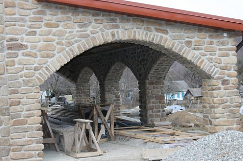 Kamenclub.ru: Песчаник для строительства и кладки блочный (фр 100-200 мм)  купить в Воронеже песчаник бежевый серый рыжий валун мелкий для строительства песчаник 6500 руб/т   фото КАМЕНЬ КЛУБ