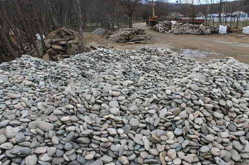 Kamenclub.ru: Галька речная плоская (ассорти) фр. 100-200-300 мм купить  в Воронеже галька галечник природный серый, белый темно-серый синий рыжий светло-серый природная галька плоская крупная 8000 руб/т   фото КАМЕНЬ КЛУБ