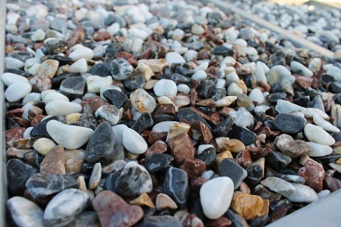 Kamenclub.ru: Мраморная крошка (щебень галтованный микс:белый-черный-розовый-медовый) фр.10-20 мм.  купить в Воронеже мрамор белый, медовый, черный, розовый мраморный декоративный ландшафтный окатанный округлый галтованный щебень 15500 руб/т   фото КАМЕНЬ КЛУБ