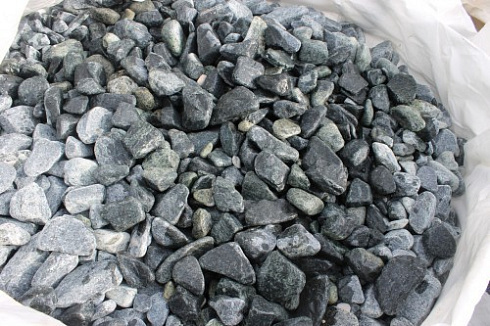 Kamenclub.ru: Щебень галтованный зеленый (змеевик) фр. 50-100 мм.  купить в Воронеже галтовка мраморная зеленый, салатовый мрамор 12 500 руб/т   фото КАМЕНЬ КЛУБ