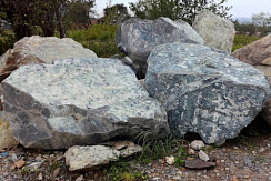 Kamenclub.ru: Змеевик скальник фр. 500-1500 мм.  купить в Воронеже змеевик зеленый серый черный глыба скальная колотая 7500 руб/т   фото КАМЕНЬ КЛУБ